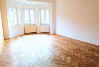 Wohnzimmer mit Parkett