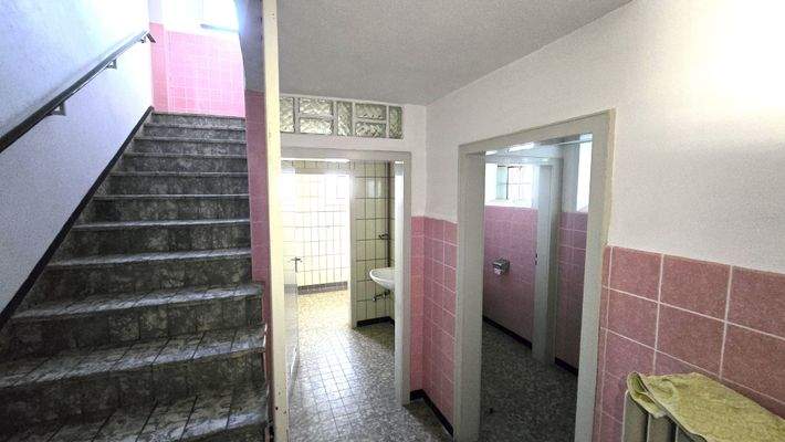 Untergeschoss, Toiletten unter Gewerbeeinheit