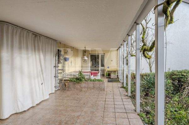 Überdachte Terrasse EG