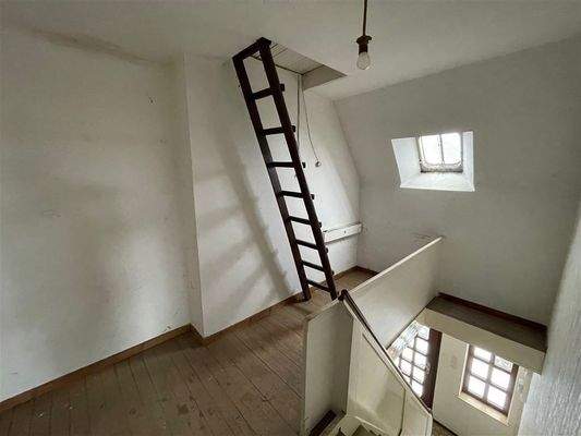 Treppenhaus OG und Aufstieg zum Dachboden 