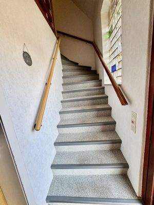 massive Treppe in das Dachgeschoss