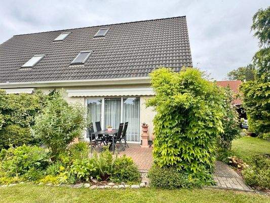 Hausansicht mit Terrasse