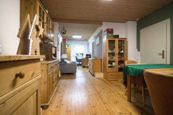 Wohn- Essbereich im Erdgeschoss rechts.