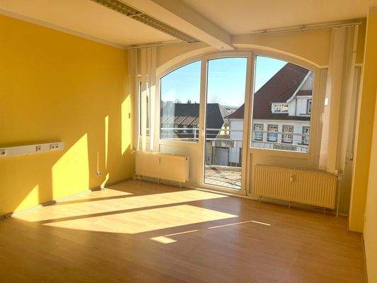 Raum mit Zugang zum Balkon