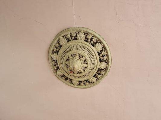 Deckenverzierung Saalleuchter