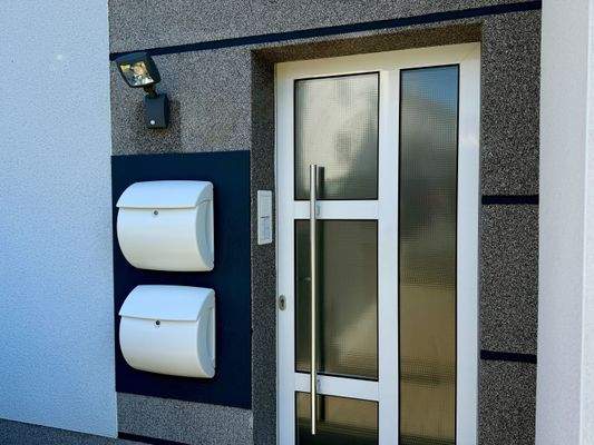 neuwertige Haustür