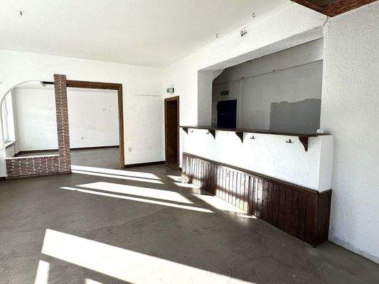 großer Tresen- /Empfangsbereich