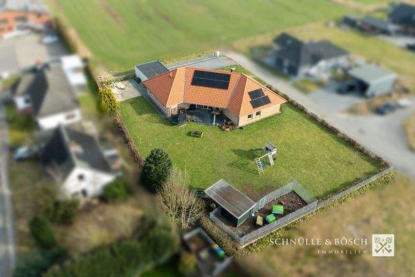 Hinter dem Haus sind nichts als Felder