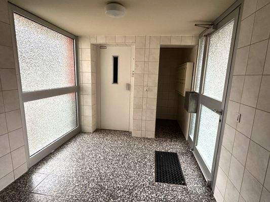 Eingang mit Fahrstuhl