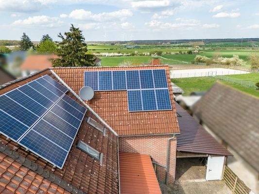 Luftaufnahme mit Blick auf die Solaranlage