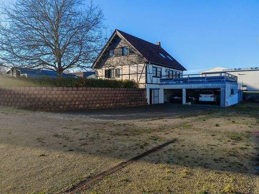 Seitenansicht mit Garage