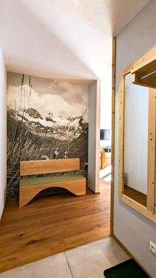 Eingangsbereich mit Bergmotiv