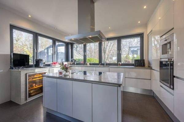 Helle Küche & Kochinsel