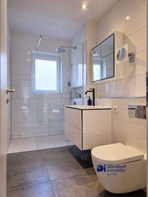 Badezimmer mit Dusche DG