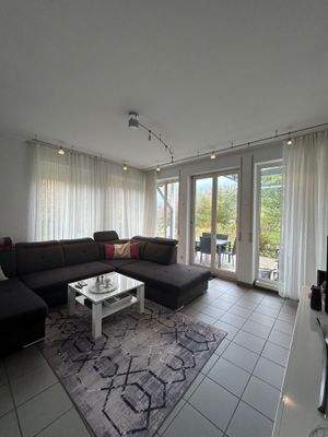 Aussicht aus dem Wohnzimmer in den Garten