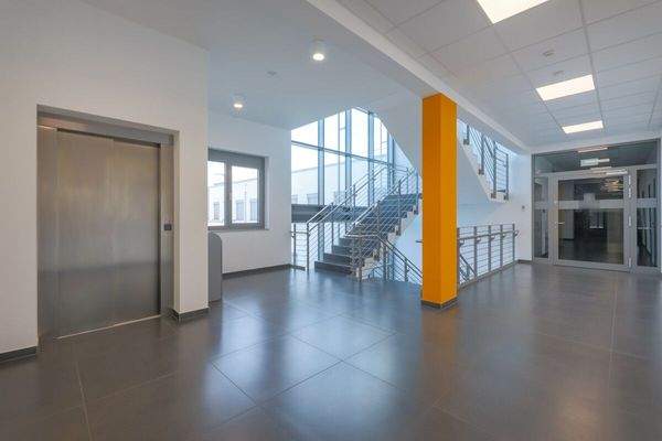 Treppenhaus und Aufzug