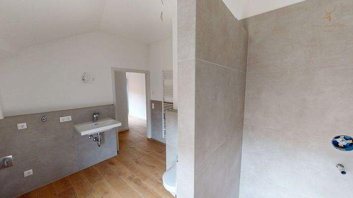 Badezimmer mit großer Dusche