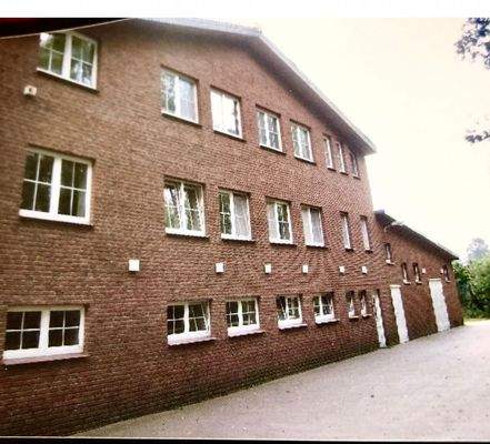 Großer Reitstall von außen