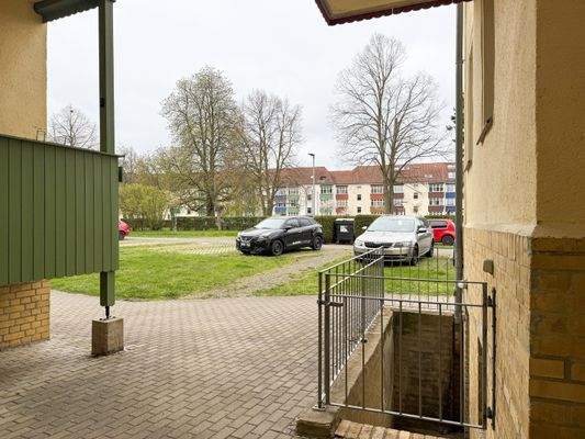 Innenhof und Stellplätze