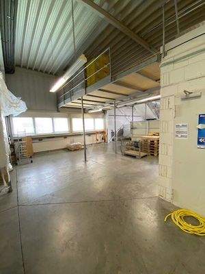 Produktionsbereich-hinten-Tore