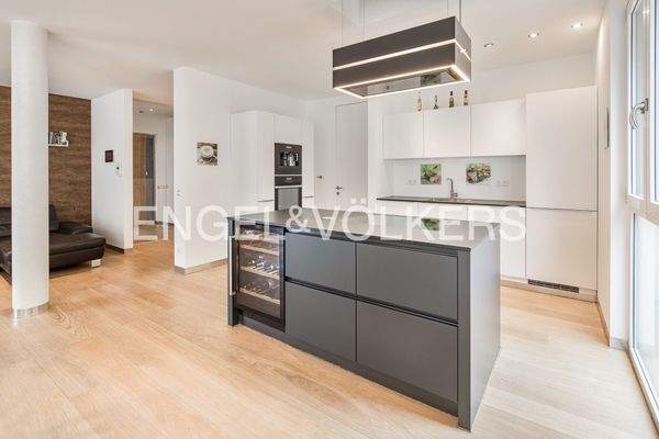 Blick auf den Weinkühlschrank in der Küche mit anschließender Speis