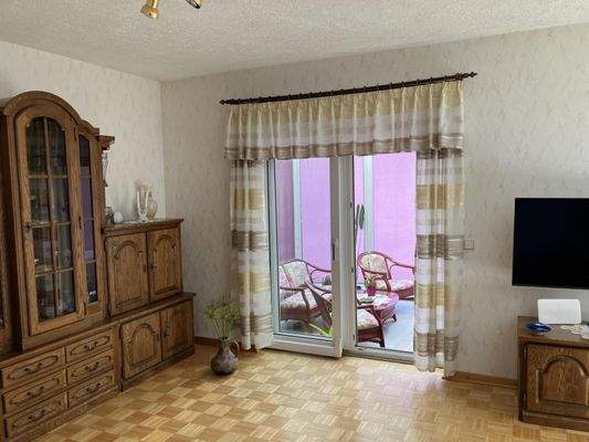 Wohnzimmer mit Zugang zum Wintergarten