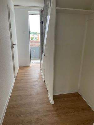 Heller Flur mit Balkonblick