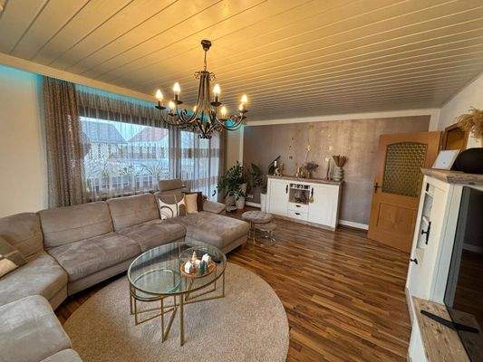 Wohnzimmer mit Balkon im 1. Stock