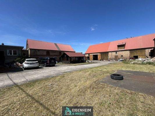 Innenhof mit Stallungen