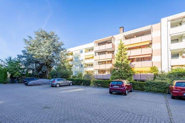 Außenstellplatz am angrenzenden Parkplatz