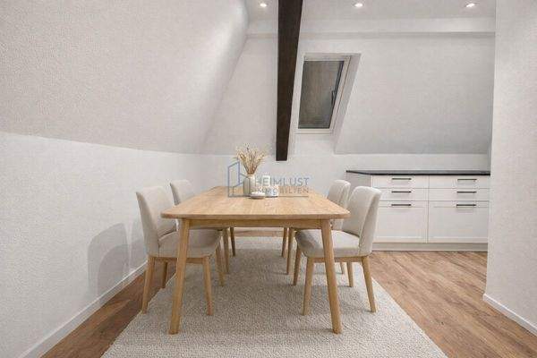 Essbereich neben versteckter Küche