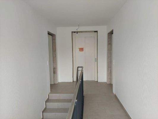 Treppenhaus mit Fahrstuhl