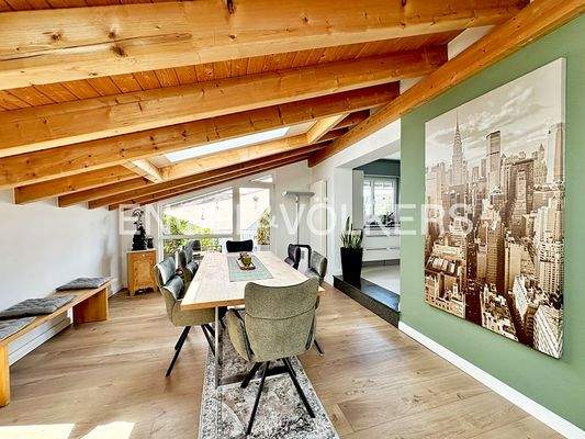 Essbereich mit Zugang zum Balkon