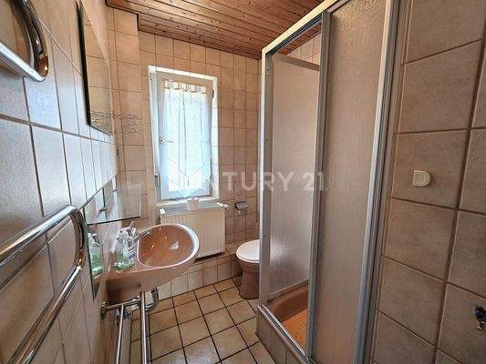 Badezimmer mit Dusche im Obergeschoss