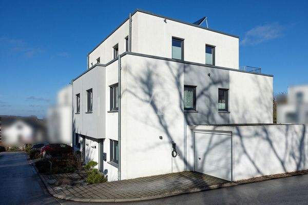 Seitenansicht Garage und Stellplatz