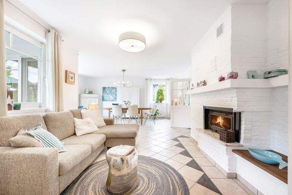 Wohnzimmer mit Kamin