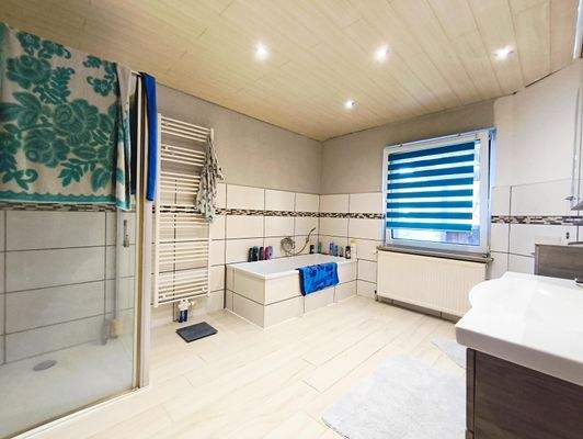 Bad mit Dusche & Wanne