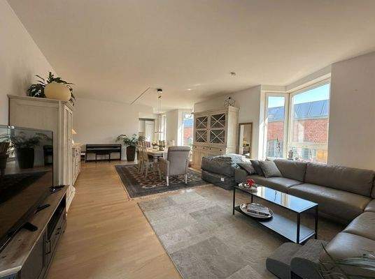 Großzügiger Wohn- & Essbereich (KI optimiertes Bild)