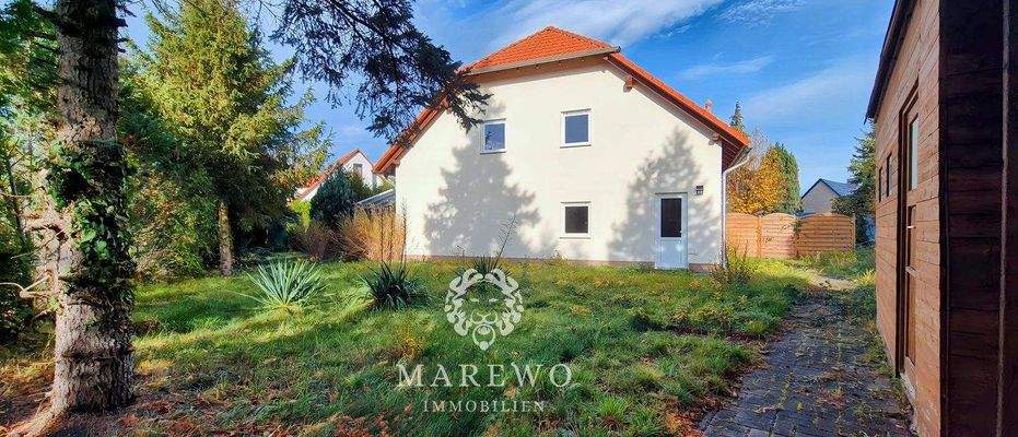 Hausansicht mit Garten