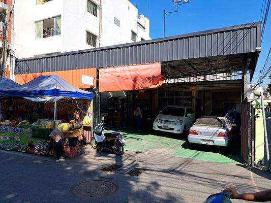 Einfahrt von der Straße aus