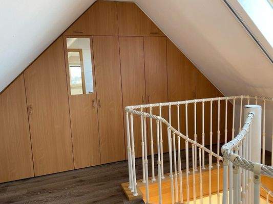 Vorraum mit Einbauschrank im Spitzboden