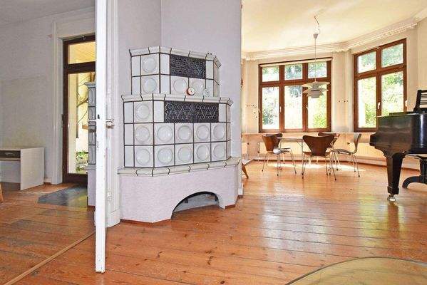 durchgehender Kachelofen