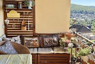 Ein Balkon mit Platz 