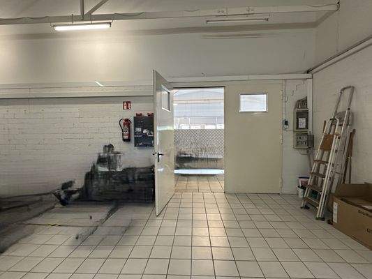 Durchgang Verkaufsraum-Werkstatt