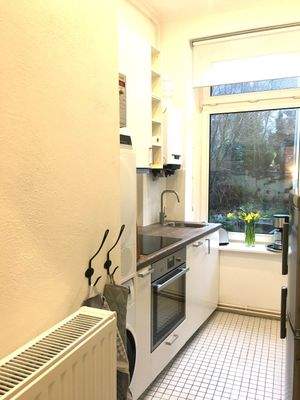 Helle kompakte Küche