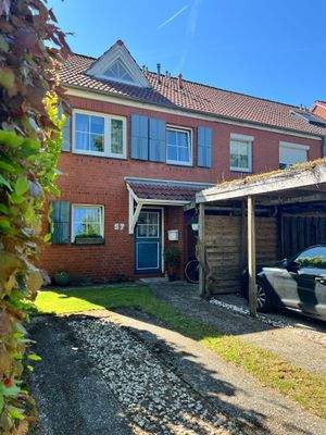 Vorderansicht Haus mit Stellplatz.JPEG