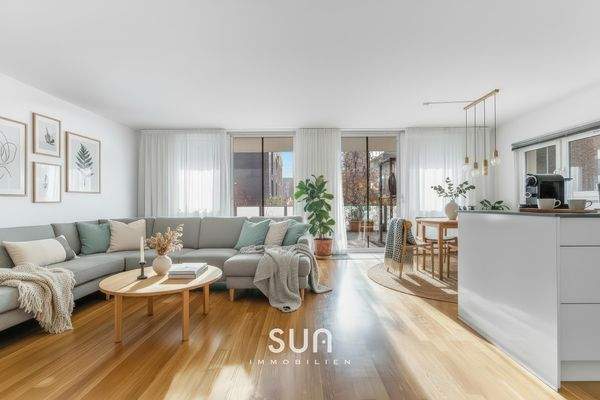 LICHTDURCHFLUTETES WOHNZIMMER