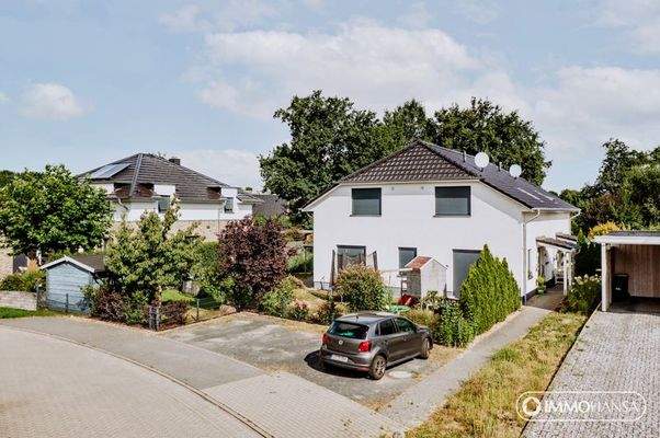 Außenansicht + Kfz-Stellplätze 