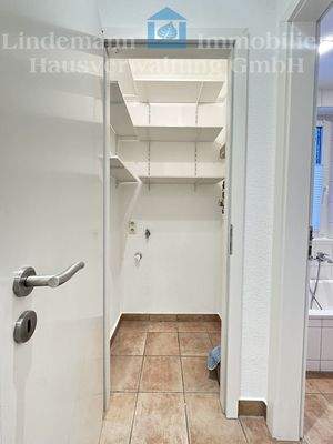 Abstellraum mit Waschmaschinenanschluss