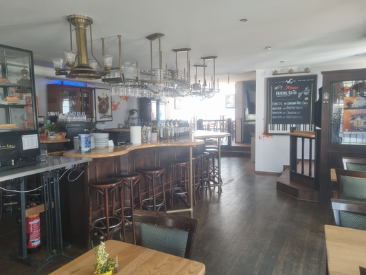 Gastraum mit Theke.png